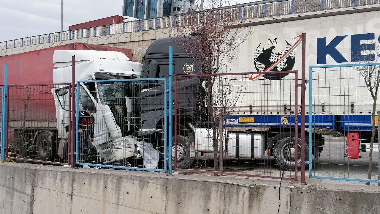 Kocaeli’nin Dilovası ilçesinde tırının farını tamir ederken ters istikametten gelen sürücüsüz tırın çarpmasıyla 2 tırın arasında kalan yabancı ...