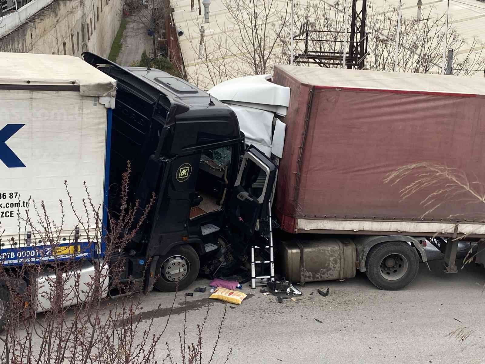 Kocaeli’nin Dilovası ilçesinde tırının farını tamir ederken ters istikametten gelen sürücüsüz tırın çarpmasıyla 2 tırın arasında kalan yabancı ...