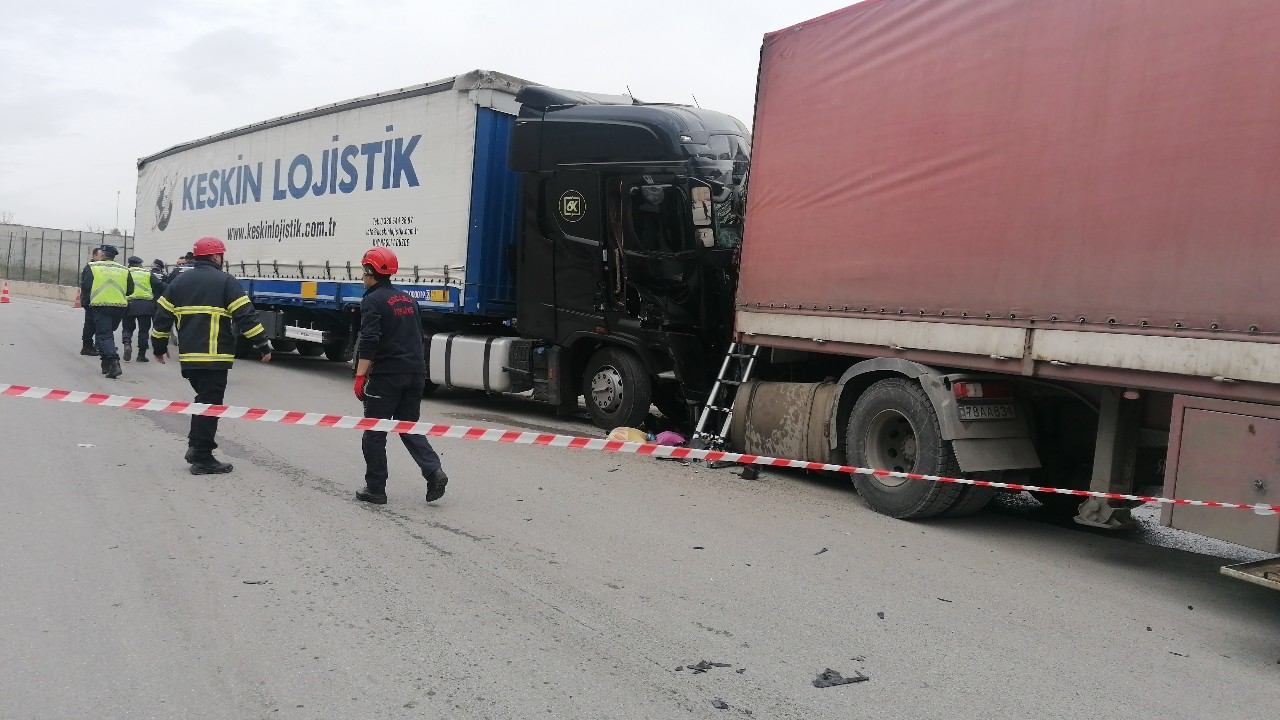 Kocaeli’nin Dilovası ilçesinde tırının farını tamir ederken ters istikametten gelen sürücüsüz tırın çarpmasıyla 2 tırın arasında kalan yabancı ...