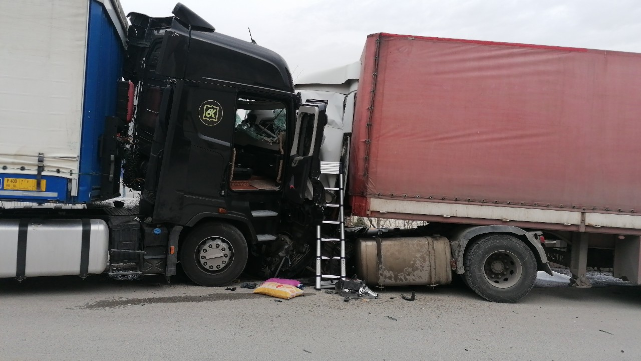 Kocaeli’nin Dilovası ilçesinde tırının farını tamir ederken ters istikametten gelen sürücüsüz tırın çarpmasıyla 2 tırın arasında kalan yabancı ...