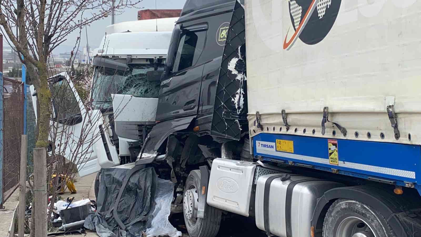 Kocaeli’nin Dilovası ilçesinde tırının farını tamir ederken ters istikametten gelen sürücüsüz tırın çarpmasıyla 2 tırın arasında kalan yabancı ...