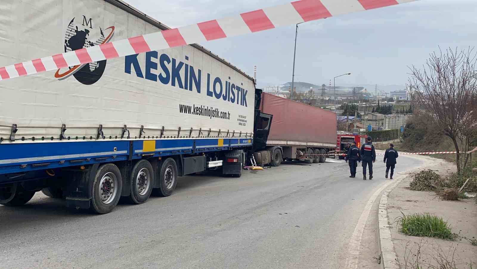 Kocaeli’nin Dilovası ilçesinde tırının farını tamir ederken ters istikametten gelen sürücüsüz tırın çarpmasıyla 2 tırın arasında kalan yabancı ...