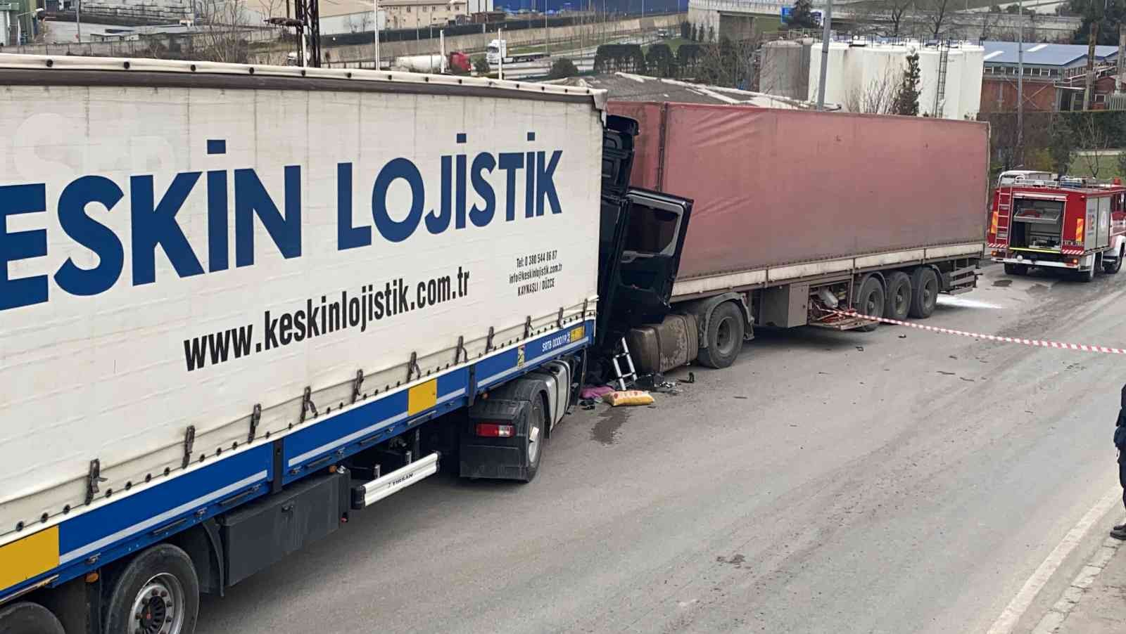 Kocaeli’nin Dilovası ilçesinde tırının farını tamir ederken ters istikametten gelen sürücüsüz tırın çarpmasıyla 2 tırın arasında kalan yabancı ...