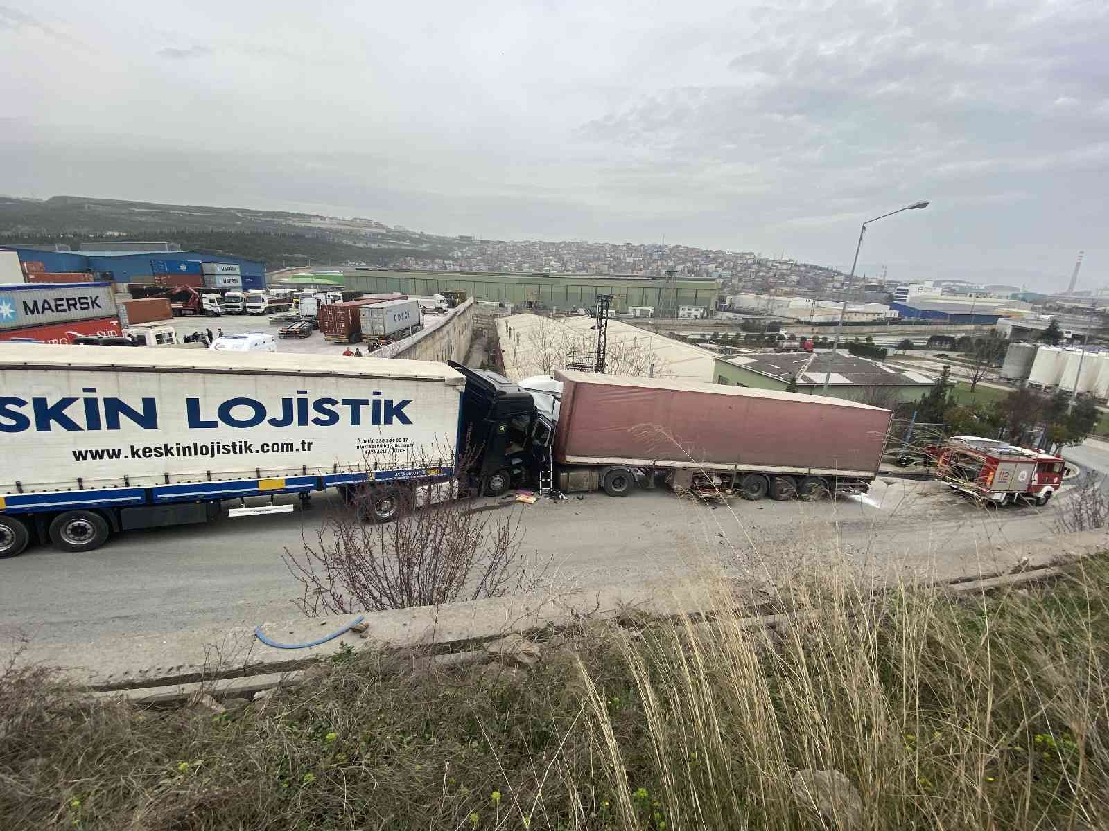 Kocaeli’nin Dilovası ilçesinde tırının farını tamir ederken ters istikametten gelen sürücüsüz tırın çarpmasıyla 2 tırın arasında kalan yabancı ...