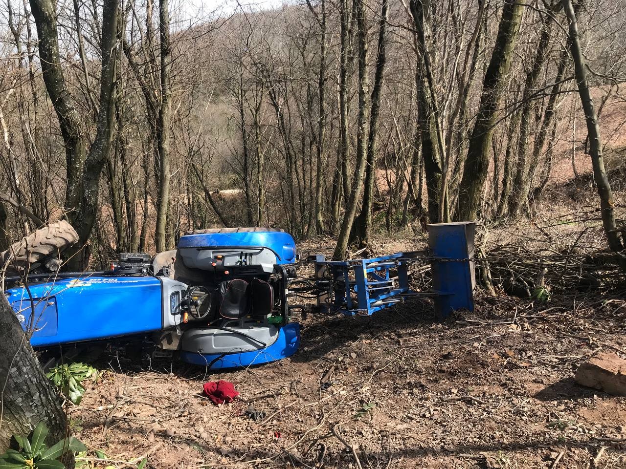 Kocaeli’de tomruk çektiği sırada devrilen traktörün altında kalan sürücü ağır yaralandı. Kaza, Kartepe ilçesine bağlı Suadiye Mahallesi’nde ...