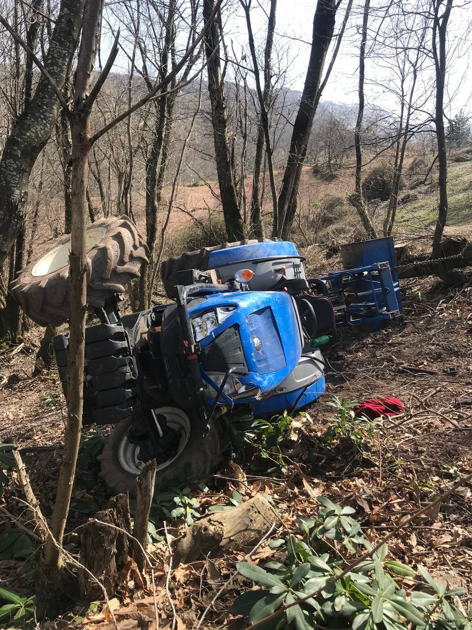 Kocaeli’de tomruk çektiği sırada devrilen traktörün altında kalan sürücü ağır yaralandı. Kaza, Kartepe ilçesine bağlı Suadiye Mahallesi’nde ...