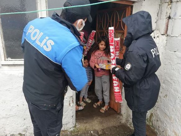 Edirne’nin Keşan ilçesinde Emniyet Müdürlüğü Toplum Destekli Polislik Büro Amirliği ekipleri, mahalleden her geçişte kendilerine ’sizi çok ...