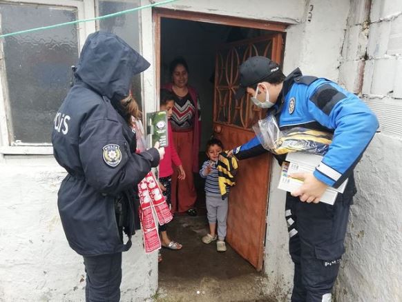 Edirne’nin Keşan ilçesinde Emniyet Müdürlüğü Toplum Destekli Polislik Büro Amirliği ekipleri, mahalleden her geçişte kendilerine ’sizi çok ...