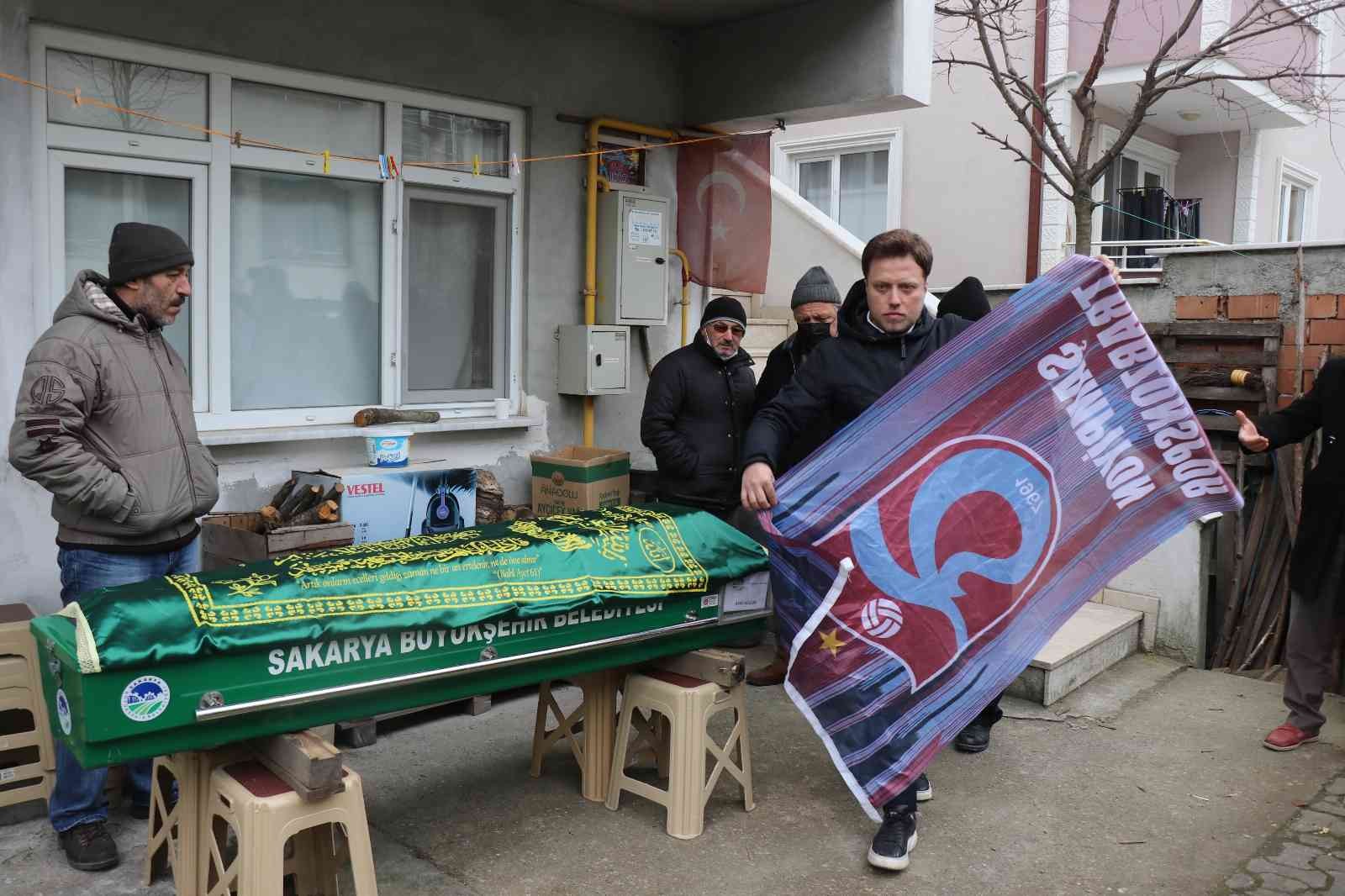 Sakarya’nın Erenler ilçesinde taraftarı olduğu Trabzonspor’un bayrağını evinin camına asmak isterken düşen 66 yaşındaki Avni Küçük, kaldırıldığı ...