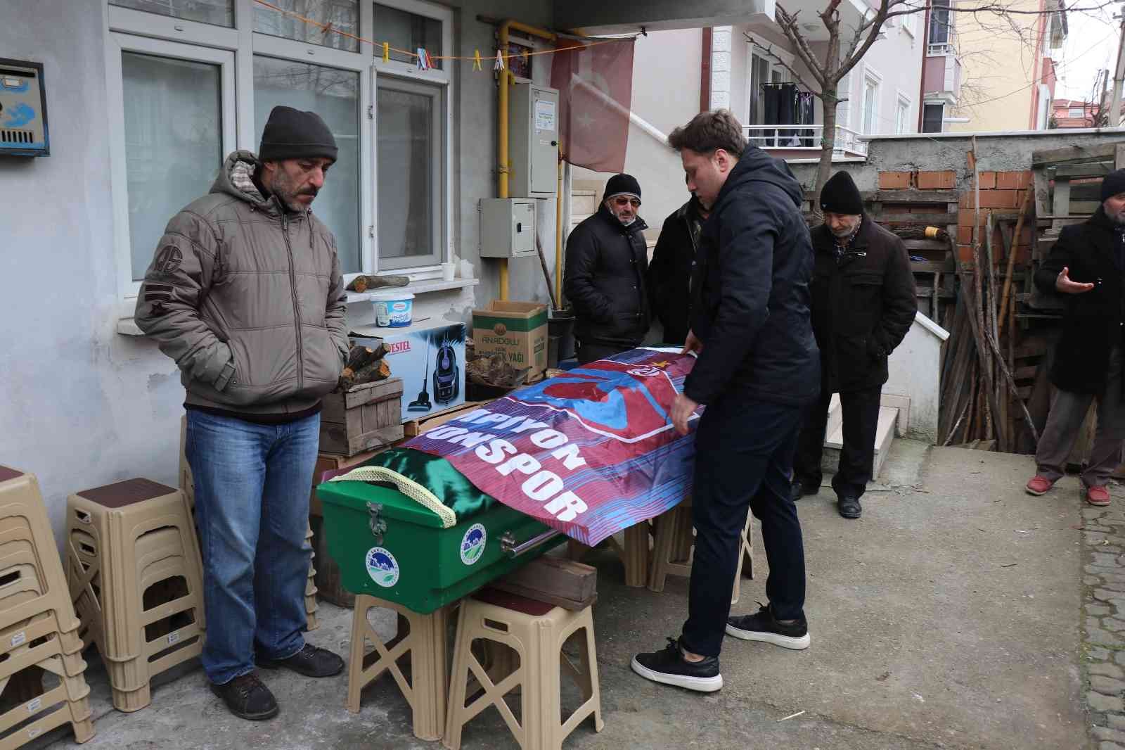 Sakarya’nın Erenler ilçesinde taraftarı olduğu Trabzonspor’un bayrağını evinin camına asmak isterken düşen 66 yaşındaki Avni Küçük, kaldırıldığı ...