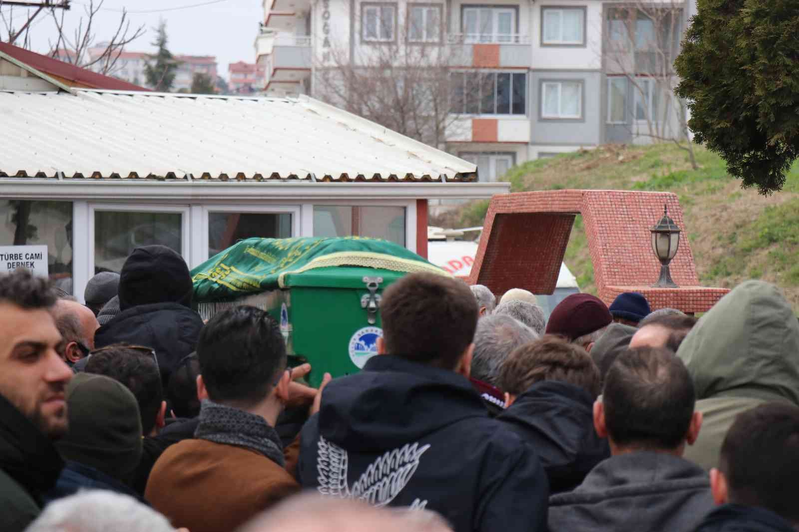 Sakarya’nın Erenler ilçesinde taraftarı olduğu Trabzonspor’un bayrağını evinin camına asmak isterken düşen ve kaldırıldığı hastanede hayatını ...