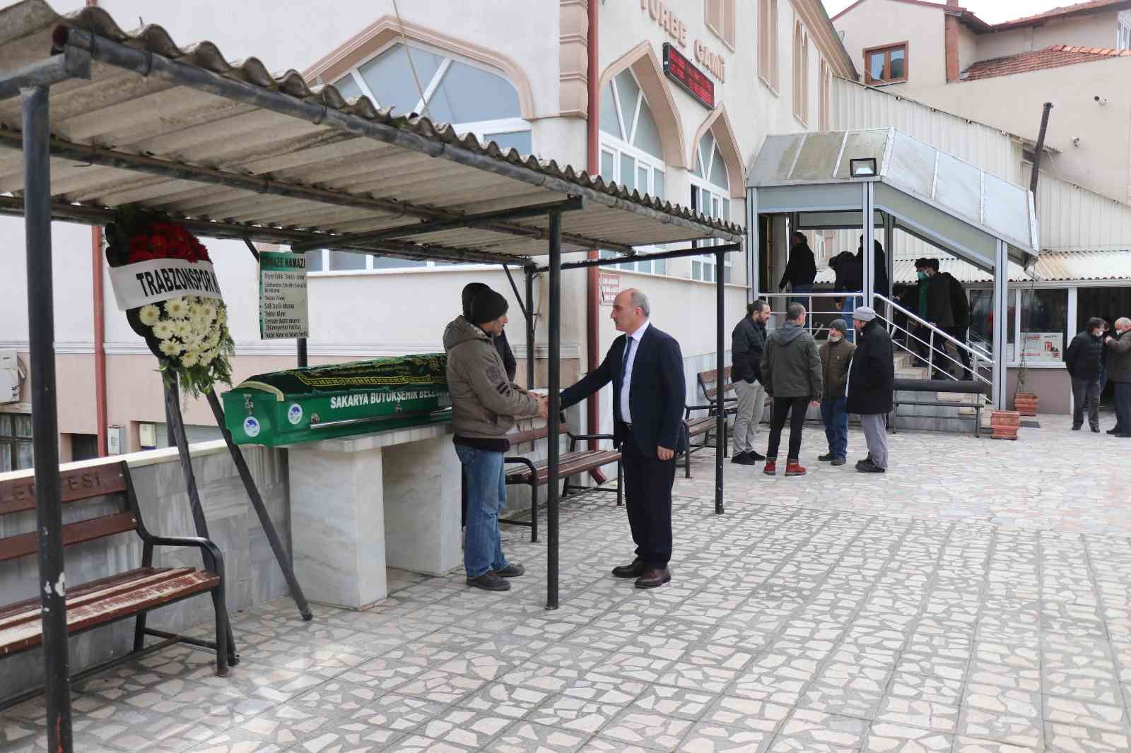 Sakarya’nın Erenler ilçesinde taraftarı olduğu Trabzonspor’un bayrağını evinin camına asmak isterken düşen ve kaldırıldığı hastanede hayatını ...