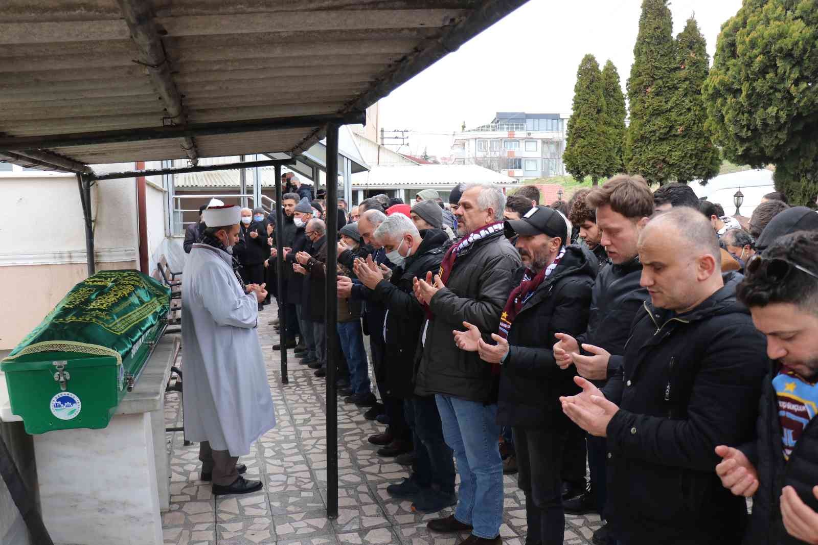 Sakarya’nın Erenler ilçesinde taraftarı olduğu Trabzonspor’un bayrağını evinin camına asmak isterken düşen ve kaldırıldığı hastanede hayatını ...