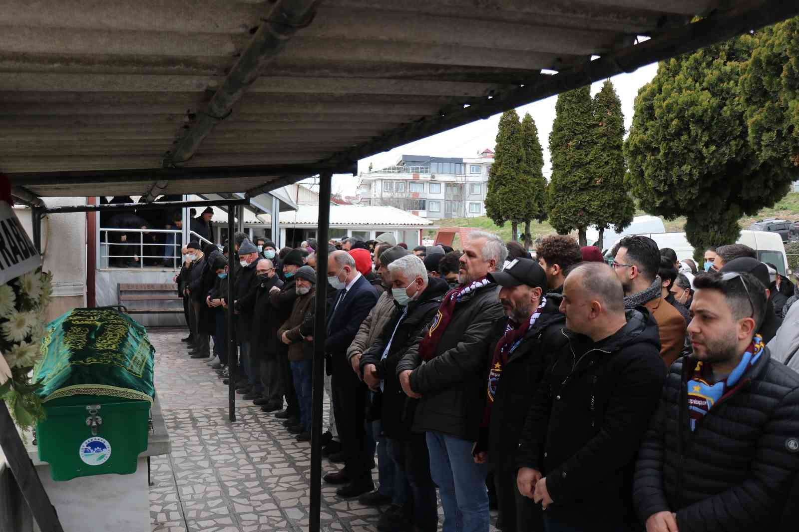 Sakarya’nın Erenler ilçesinde taraftarı olduğu Trabzonspor’un bayrağını evinin camına asmak isterken düşen ve kaldırıldığı hastanede hayatını ...