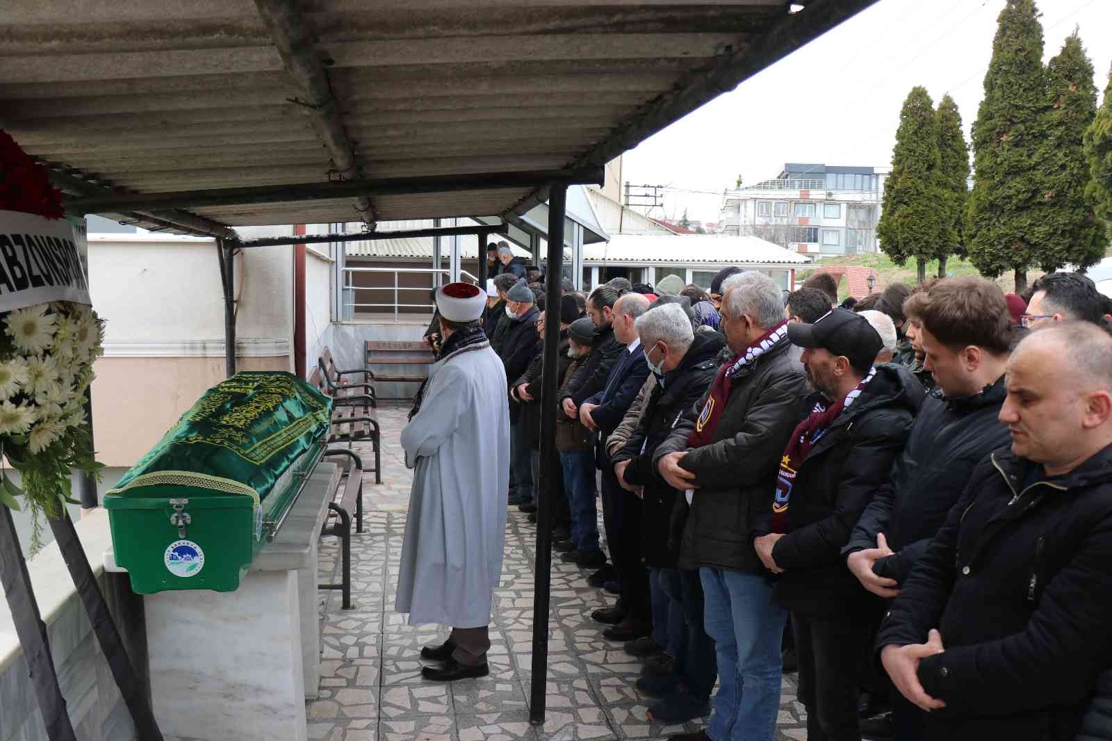 Sakarya’nın Erenler ilçesinde taraftarı olduğu Trabzonspor’un bayrağını evinin camına asmak isterken düşen ve kaldırıldığı hastanede hayatını ...