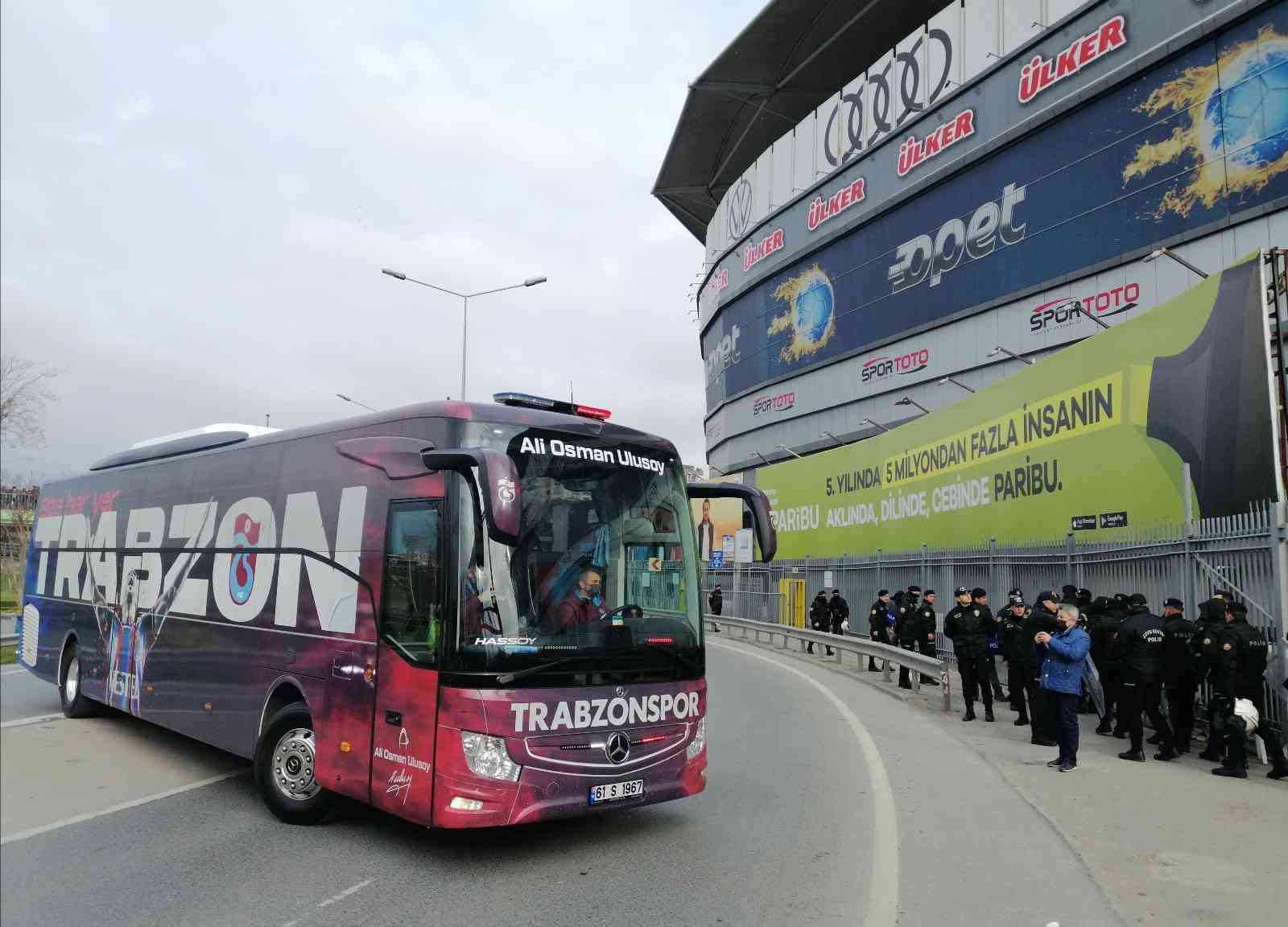 Lider Trabzonspor, deplasmanda bu akşam Fenerbahçe ile oynayacağı maç için Kadıköy’e geldi. Spor Toto Süper Lig’in 28. haftasında Fenerbahçe ile ...