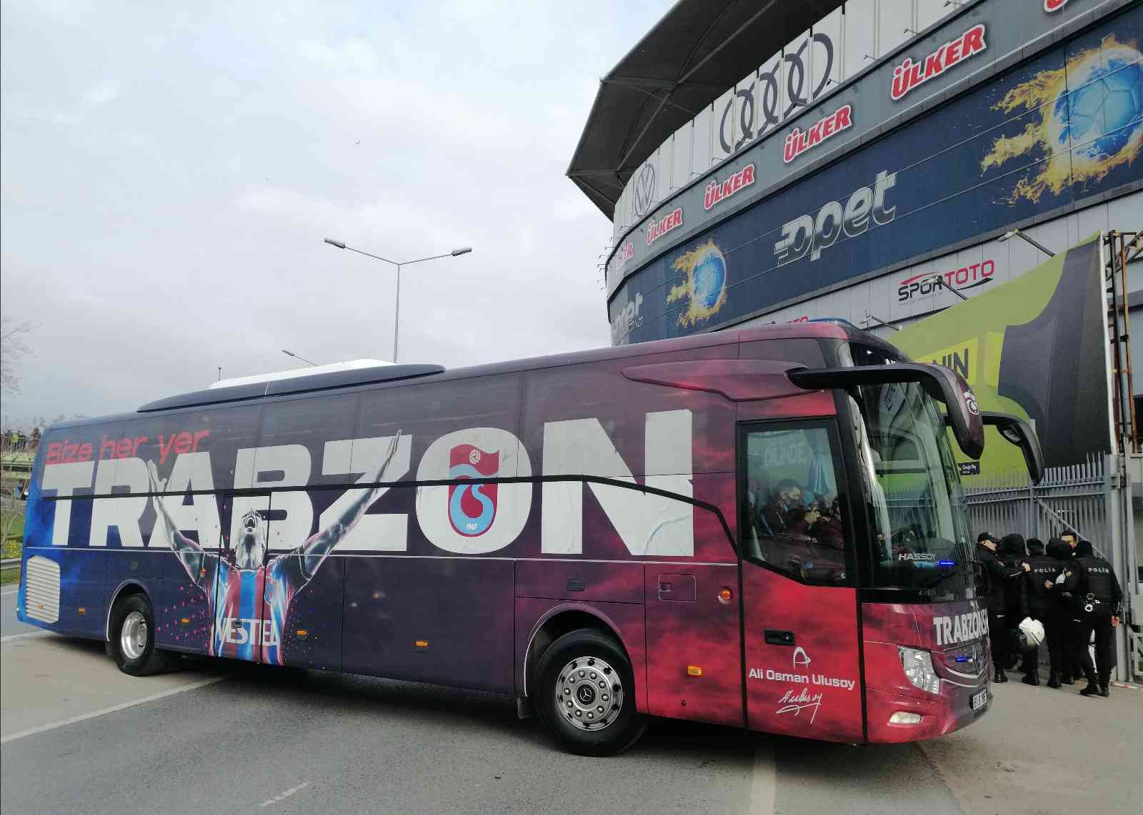 Lider Trabzonspor, deplasmanda bu akşam Fenerbahçe ile oynayacağı maç için Kadıköy’e geldi. Spor Toto Süper Lig’in 28. haftasında Fenerbahçe ile ...