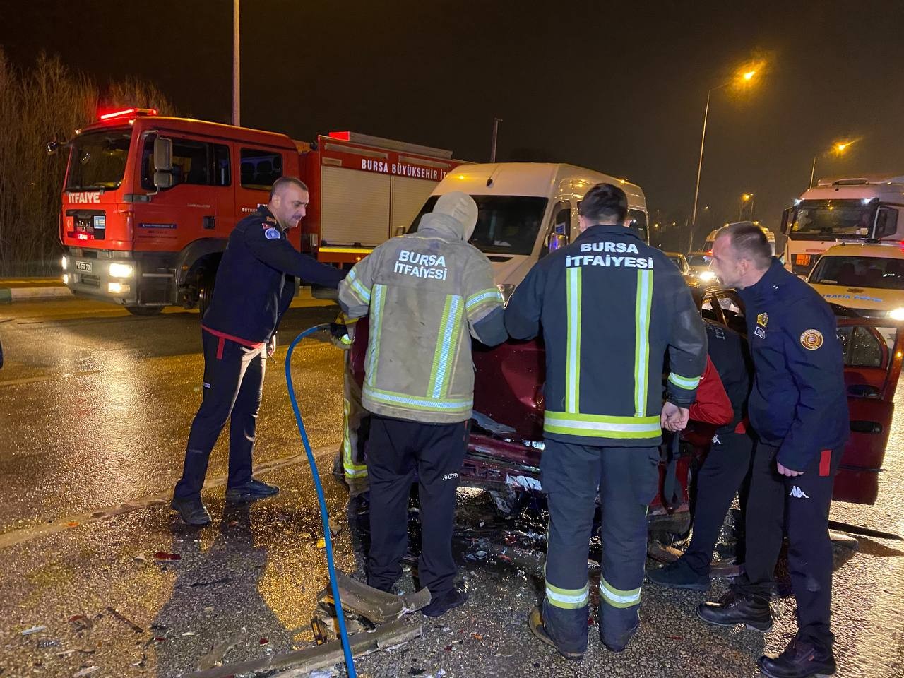 Bursa’da yağmur nedeniyle kontrolden çıkan otomobil, karşı yola uçarak karşı yönden gelen otomobille çarpıştı. İki otomobilin karıştığı kazada 2 ...