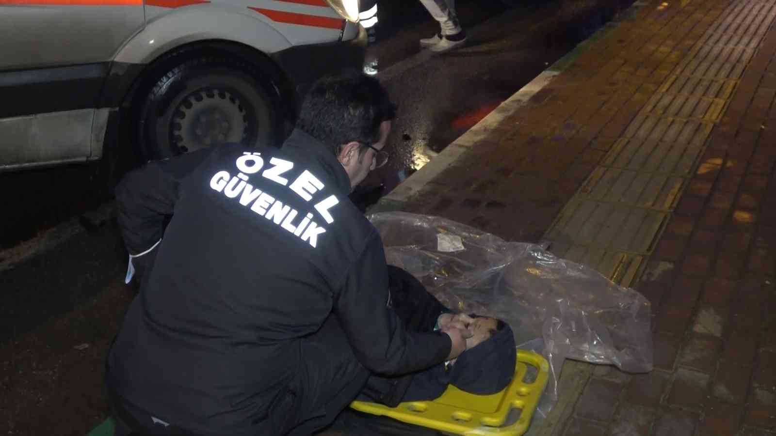 Bursa’da yağmur nedeniyle kontrolden çıkan otomobil, karşı yola uçarak karşı yönden gelen otomobille çarpıştı. İki otomobilin karıştığı kazada 2 ...