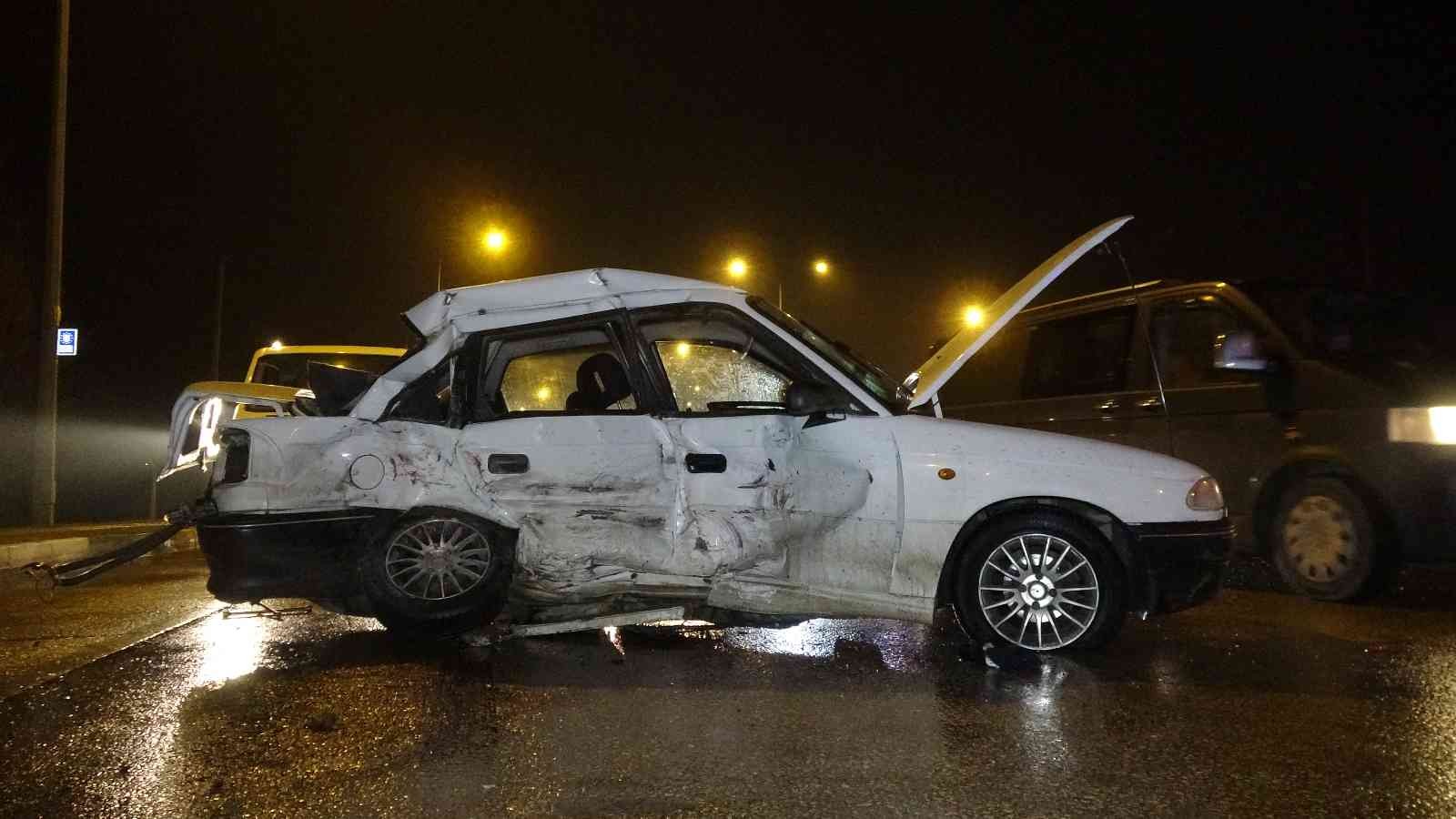 Bursa’da yağmur nedeniyle kontrolden çıkan otomobil, karşı yola uçarak karşı yönden gelen otomobille çarpıştı. İki otomobilin karıştığı kazada 2 ...