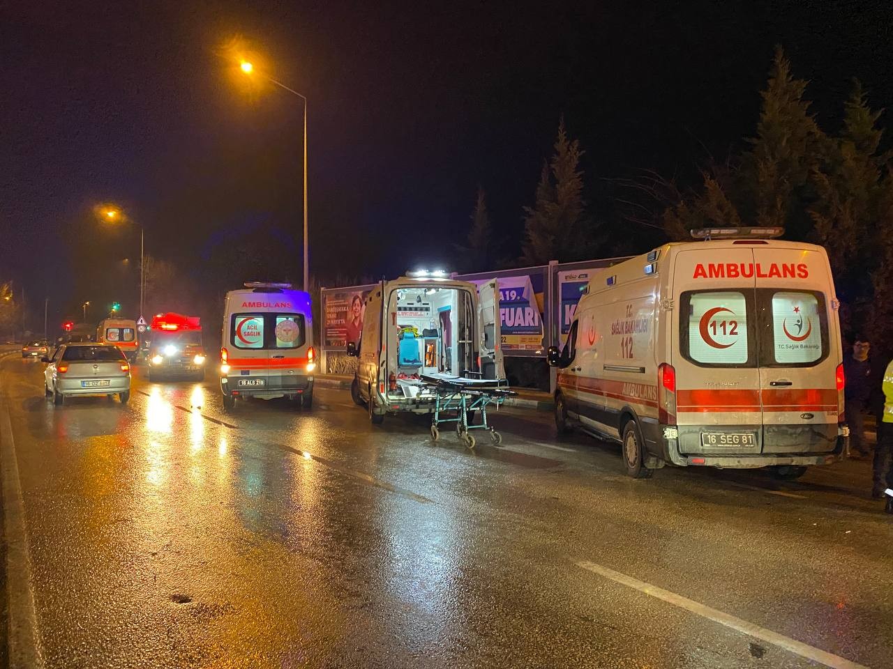 Bursa’da yağmur nedeniyle kontrolden çıkan otomobil, karşı yola uçarak karşı yönden gelen otomobille çarpıştı. İki otomobilin karıştığı kazada 2 ...