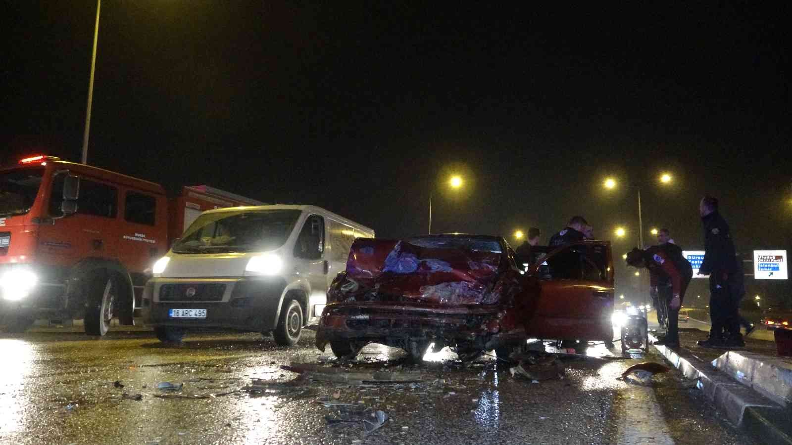 Bursa’da yağmur nedeniyle kontrolden çıkan otomobil, karşı yola uçarak karşı yönden gelen otomobille çarpıştı. İki otomobilin karıştığı kazada 2 ...