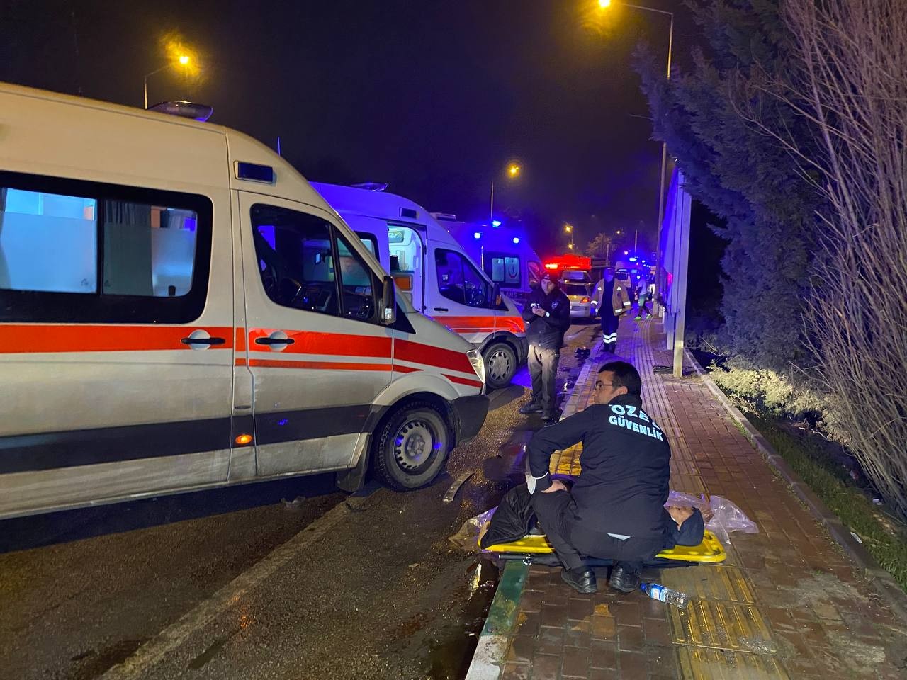 Bursa’da yağmur nedeniyle kontrolden çıkan otomobil, karşı yola uçarak karşı yönden gelen otomobille çarpıştı. İki otomobilin karıştığı kazada 2 ...