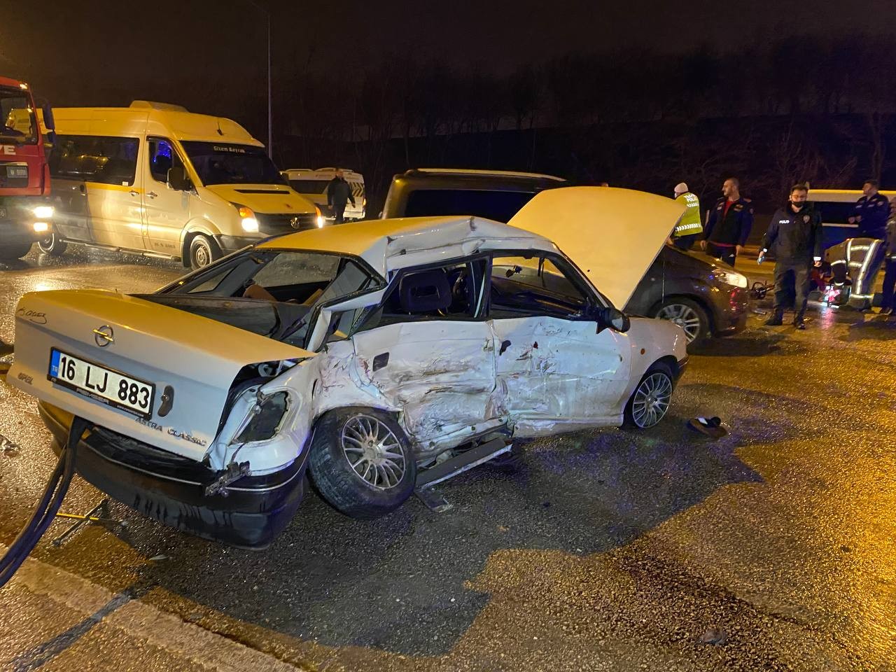 Bursa’da yağmur nedeniyle kontrolden çıkan otomobil, karşı yola uçarak karşı yönden gelen otomobille çarpıştı. İki otomobilin karıştığı kazada 2 ...