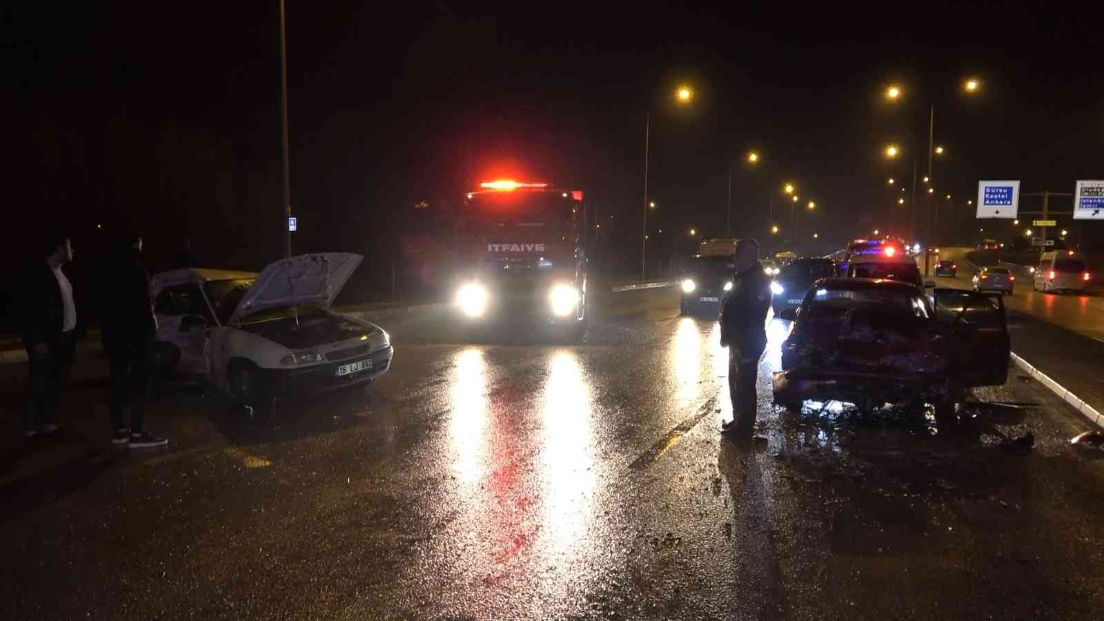 Bursa’da yağmur nedeniyle kontrolden çıkan otomobil, karşı yola uçarak karşı yönden gelen otomobille çarpıştı. İki otomobilin karıştığı kazada 2 ...