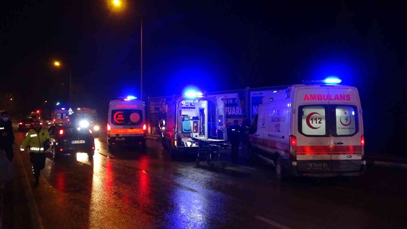 Bursa’da yağmur nedeniyle kontrolden çıkan otomobil, karşı yola uçarak karşı yönden gelen otomobille çarpıştı. İki otomobilin karıştığı kazada 2 ...