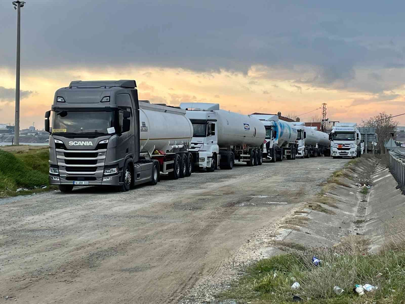 İstanbul’a yönelik yapılan yoğun kar yağışı uyarıları sebebiyle vatandaşların yollarda mahsur kalmaması için Trakya’dan İstanbul yönüne gidişler ...