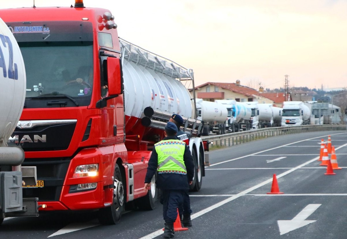 İstanbul’a yönelik yapılan yoğun kar yağışı uyarıları sebebiyle vatandaşların yollarda mahsur kalmaması için Trakya’dan İstanbul yönüne gidişler ...