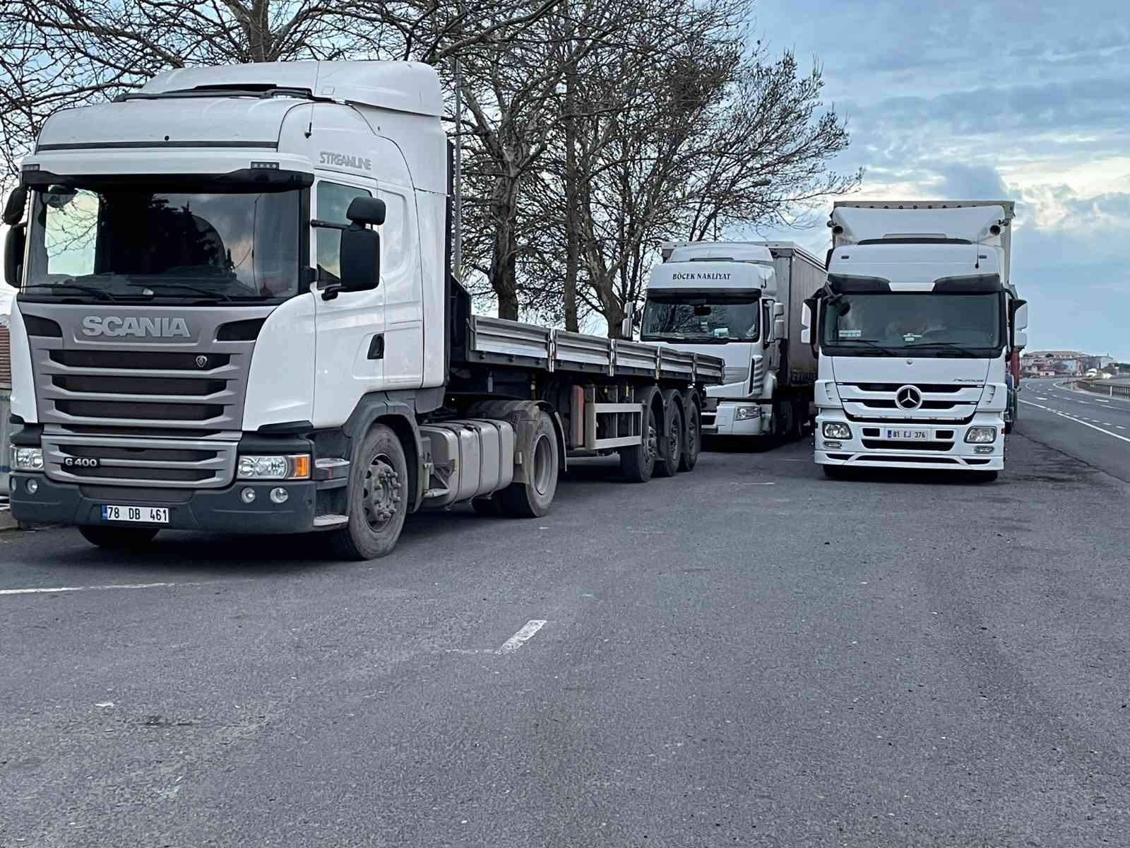 İstanbul’a yönelik yapılan yoğun kar yağışı uyarıları sebebiyle vatandaşların yollarda mahsur kalmaması için Trakya’dan İstanbul yönüne gidişler ...