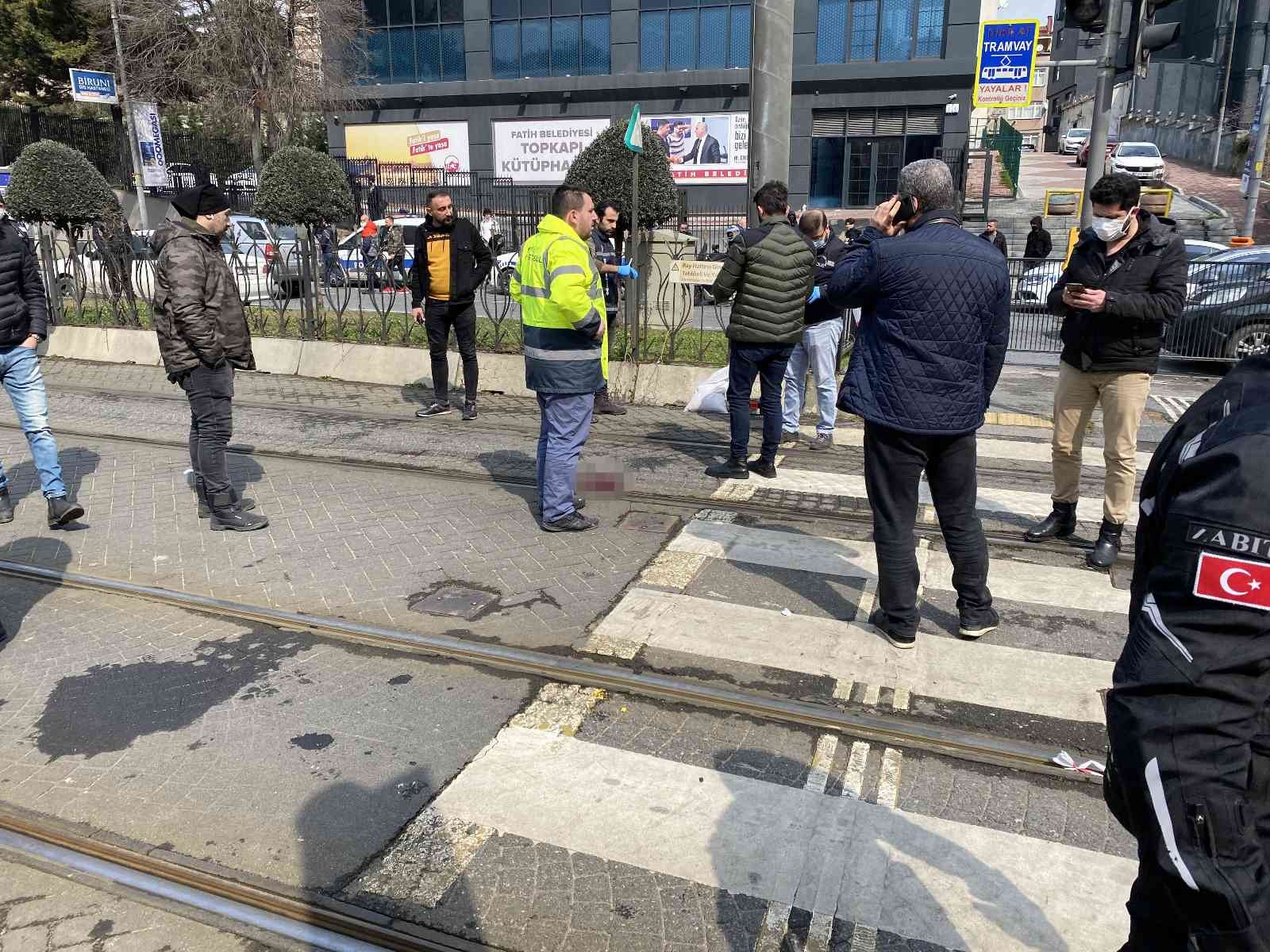 İstanbul Fatih’te tramvayın önüne atlayan şahıs hayatını kaybetti. Olay nedeniyle tramvay seferleri bir süre durdu. Olay, saat 12.00 sıralarında ...