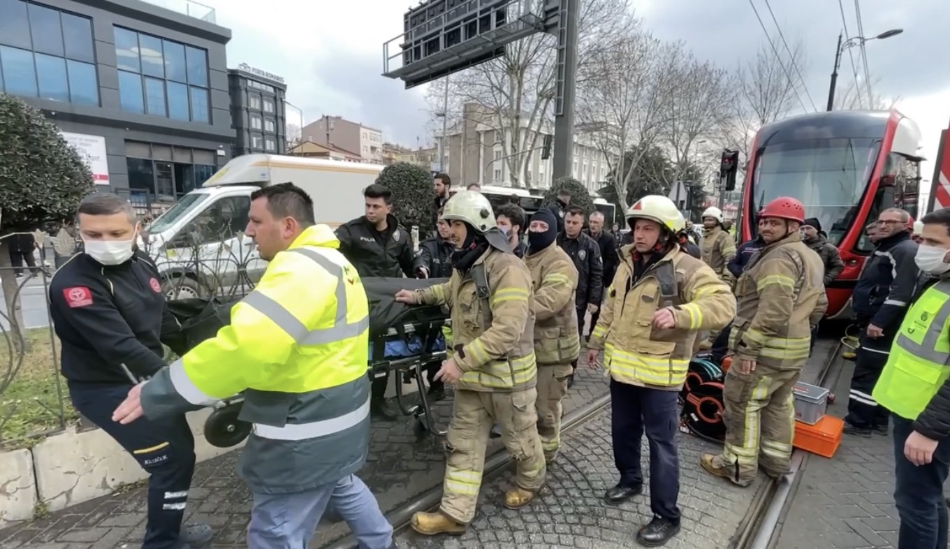 İstanbul Fatih’te tramvayın önüne atlayan şahıs hayatını kaybetti. Olay nedeniyle tramvay seferleri bir süre durdu. Olay, saat 12.00 sıralarında ...