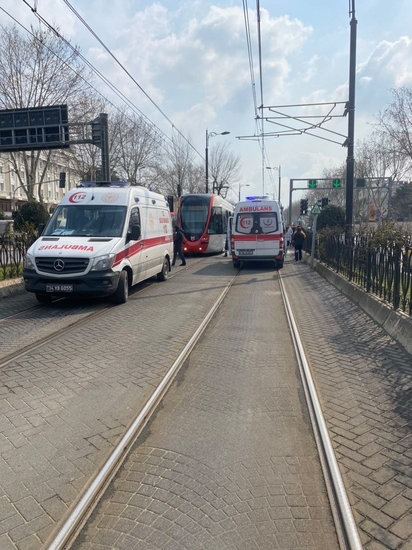 İstanbul Fatih’te tramvayın önüne atlayan şahıs hayatını kaybetti. Olay nedeniyle tramvay seferleri bir süre durdu. Olay, saat 12.00 sıralarında ...