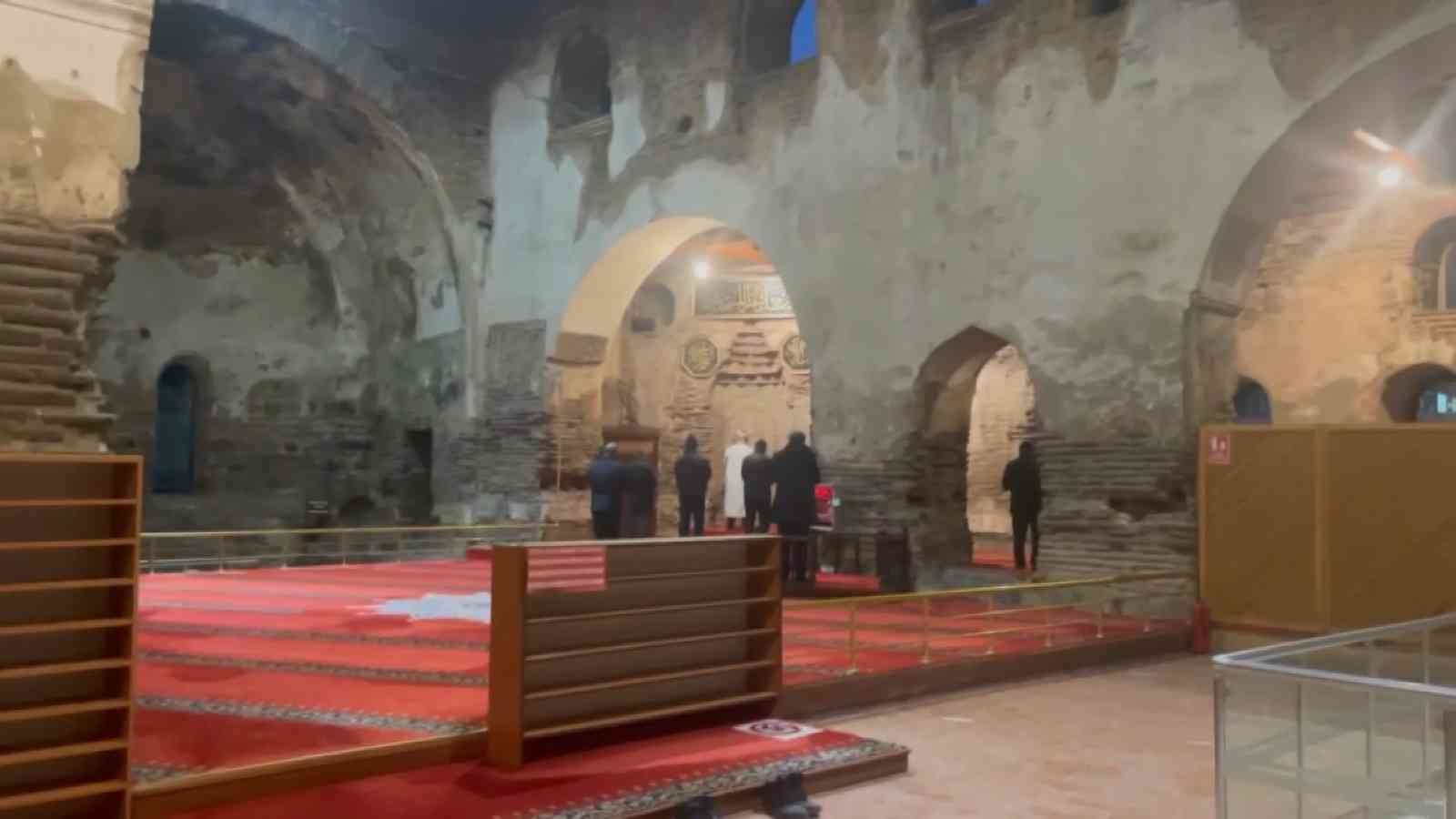 Bursa’nın UNESCO’nun geçici miras listesinde bulunan İznik ilçesindeki tarihi Ayasofya Camii’nin 2 adet elektrik faturasını alıp ödeyen 2 ...