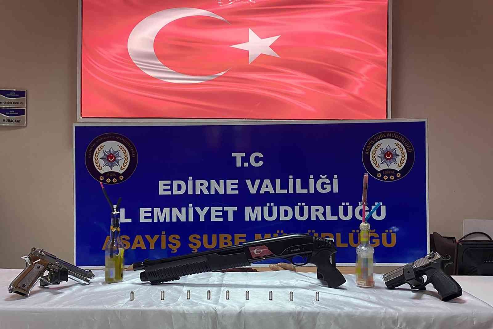 Edirne İl Emniyet Müdürlüğü Asayiş ve Narkotik Suçlarla Mücadele şubesi ekiplerince 16 adrese düzenlenen eş zamanlı operasyonda, 20 kişi ...