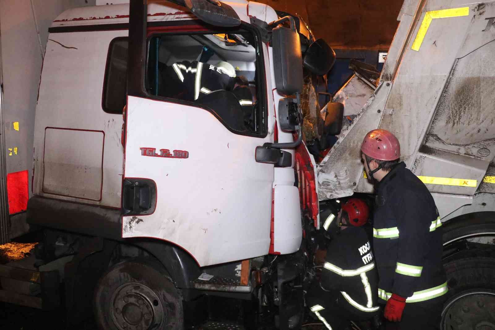 Kocaeli TEM Otoyolu Gültepe Tüneli’nde 3 kamyonun çarpışması neticesinde kaza meydana geldi. Çarpışmanın şiddetiyle kamyon içinde sıkışan sürücü ...