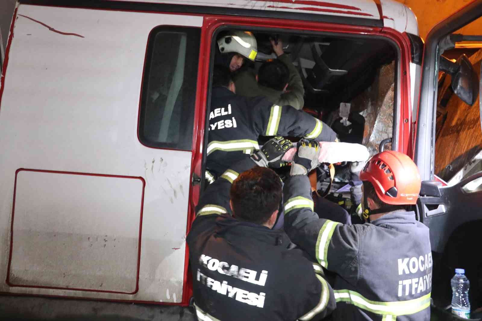 Kocaeli TEM Otoyolu Gültepe Tüneli’nde 3 kamyonun çarpışması neticesinde kaza meydana geldi. Çarpışmanın şiddetiyle kamyon içinde sıkışan sürücü ...