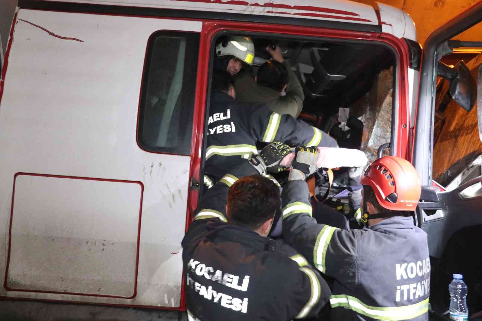 Kocaeli TEM Otoyolu Gültepe Tüneli’nde 3 kamyonun çarpışması neticesinde kaza meydana geldi. Çarpışmanın şiddetiyle kamyon içinde sıkışan sürücü ...