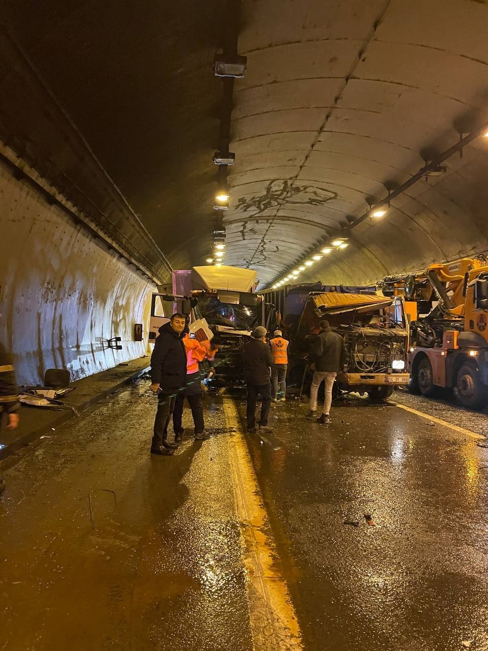 Kocaeli TEM Otoyolu Gültepe Tüneli’nde 3 kamyonun çarpışması neticesinde kaza meydana geldi. Çarpışmanın şiddetiyle kamyon içinde sıkışan sürücü ...