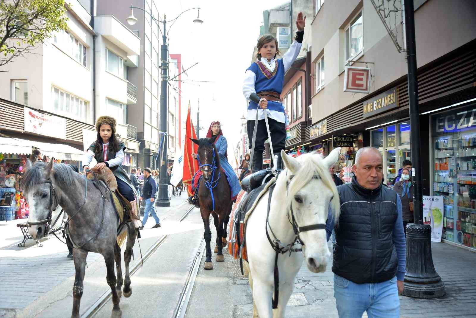 Bursa’nın 2022 Türk Dünyası Kültür Başkenti seçilmesiyle yıl boyunca düzenlenecek etkinlikler kortej yürüyüşüyle başladı. Renkli görüntülere ...