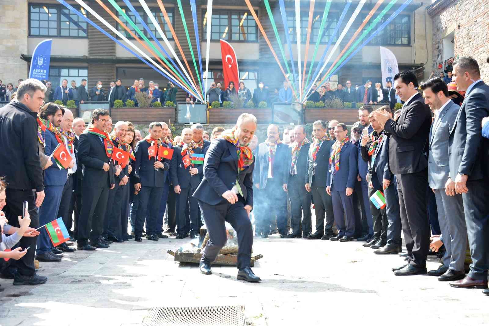 Bursa’nın 2022 Türk Dünyası Kültür Başkenti seçilmesiyle yıl boyunca düzenlenecek etkinlikler kortej yürüyüşüyle başladı. Renkli görüntülere ...