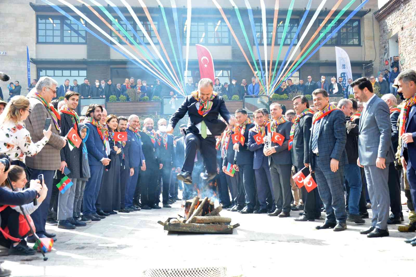 Bursa’nın 2022 Türk Dünyası Kültür Başkenti seçilmesiyle yıl boyunca düzenlenecek etkinlikler kortej yürüyüşüyle başladı. Renkli görüntülere ...