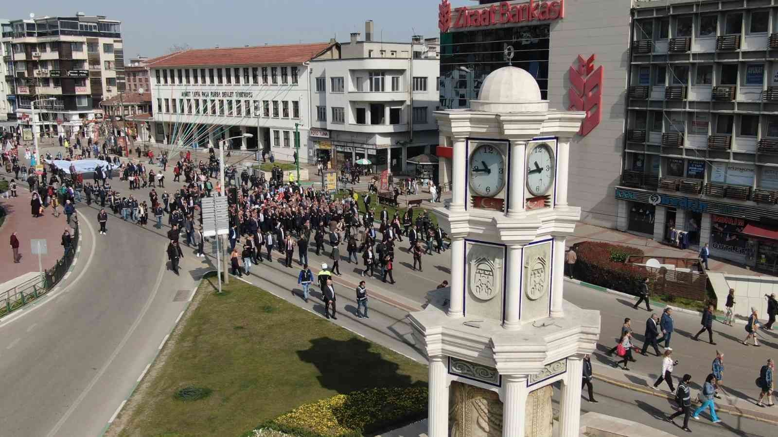 Bursa’nın 2022 Türk Dünyası Kültür Başkenti seçilmesiyle yıl boyunca düzenlenecek etkinlikler kortej yürüyüşüyle başladı. Renkli görüntülere ...