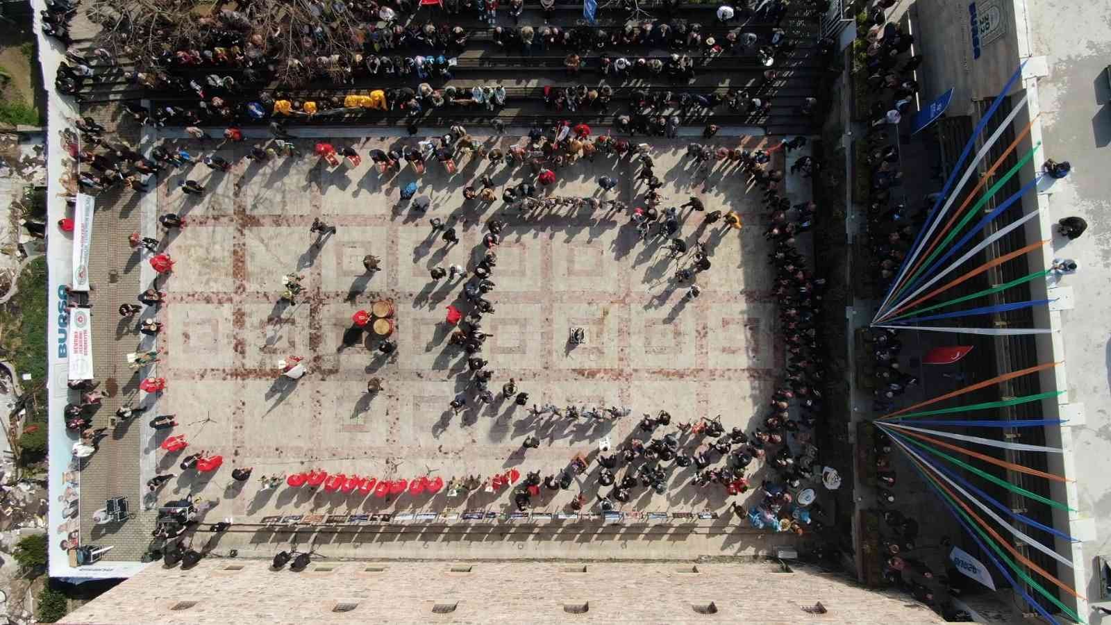 Bursa’nın 2022 Türk Dünyası Kültür Başkenti seçilmesiyle yıl boyunca düzenlenecek etkinlikler kortej yürüyüşüyle başladı. Renkli görüntülere ...