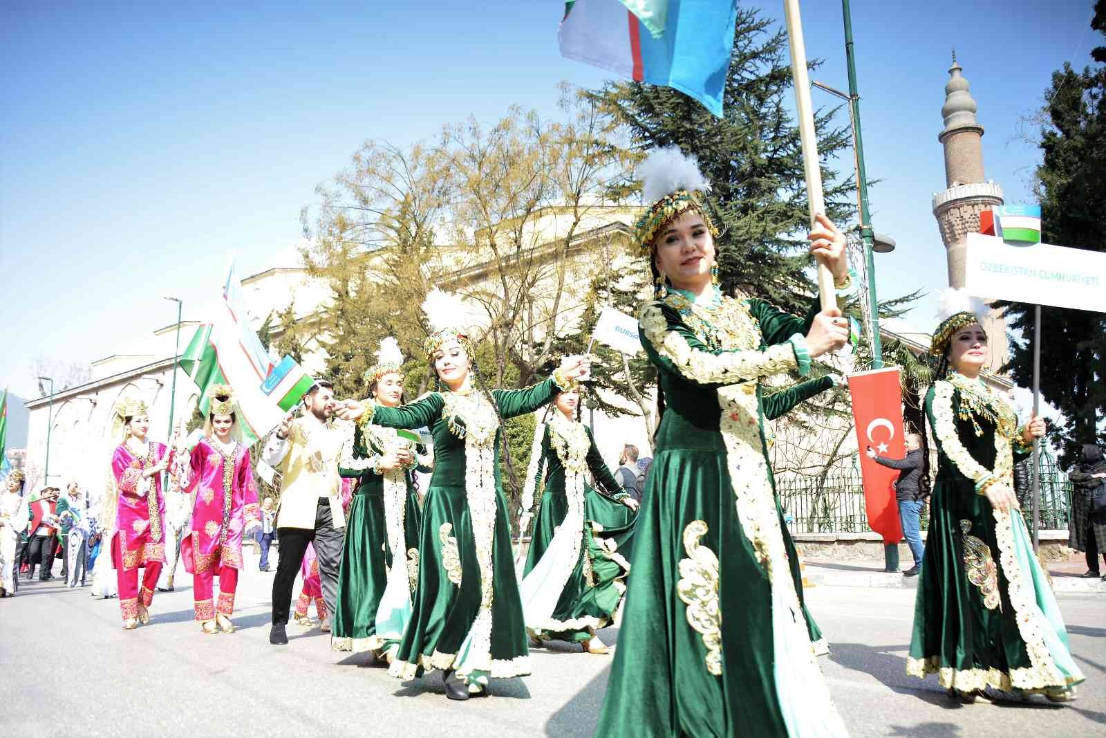 Bursa’nın 2022 Türk Dünyası Kültür Başkenti seçilmesiyle yıl boyunca düzenlenecek etkinlikler kortej yürüyüşüyle başladı. Renkli görüntülere ...