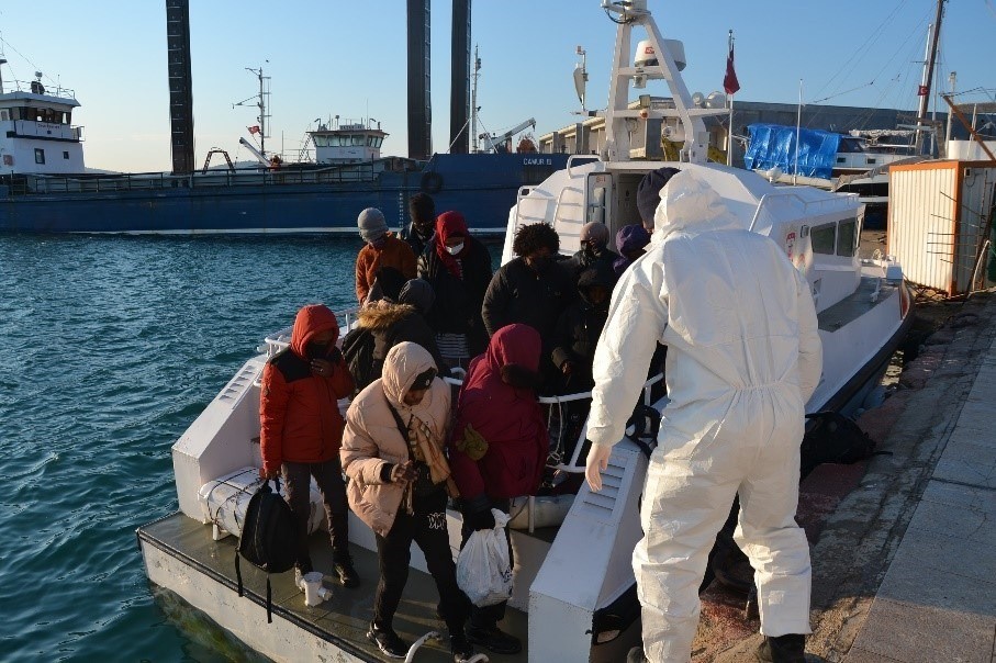 Balıkesir’in Ayvalık ilçesinde, Yunanistan’ın Midilli Adasına gitmek isterken, Yunanistan unsurlarınca Türk karasularına itilen 36 göçmen ...