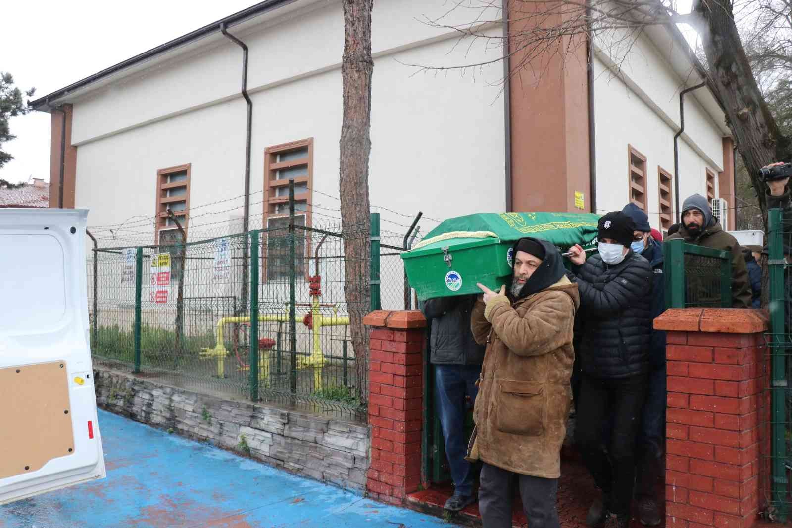 Tedavi gördüğü hastanede hayatını kaybeden Türk sinema eleştirmeni ve yazar Murat Özer, memleketi Sakarya’da toprağa verildi. Bir süredir kanser ...